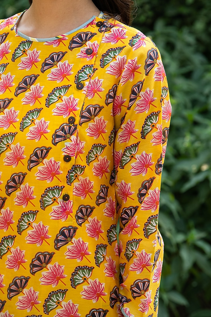 Yellow & Green Printed Straight Kurta Set by Swati Vijaivargie at Pernia's Pop Up Shop