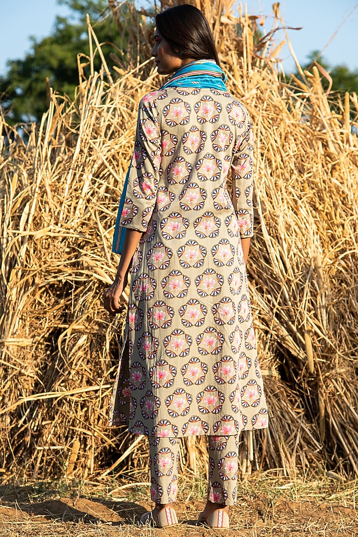 Beige Printed Kurta Set by Swati Vijaivargie at Pernia's Pop Up Shop