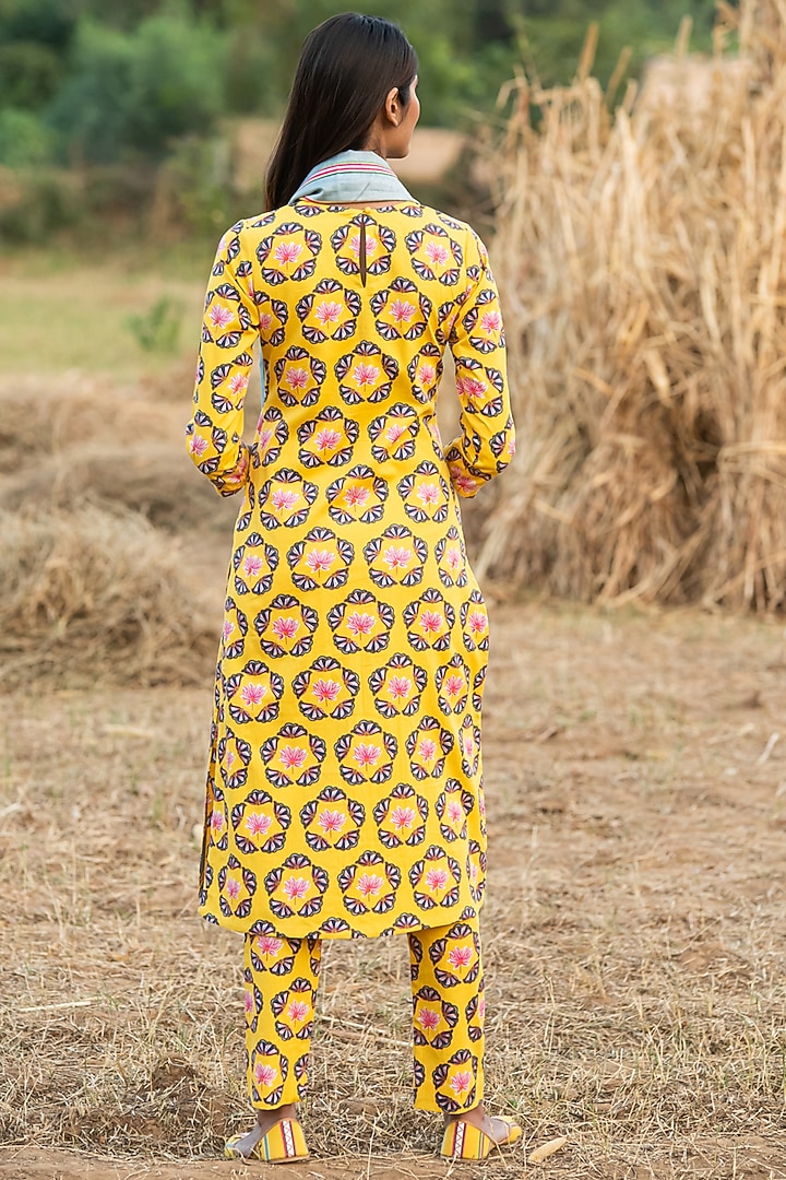 Yellow Printed Kurta Set by Swati Vijaivargie at Pernia's Pop Up Shop