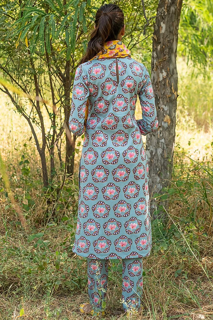 Grey Printed Kurta Set by Swati Vijaivargie at Pernia's Pop Up Shop