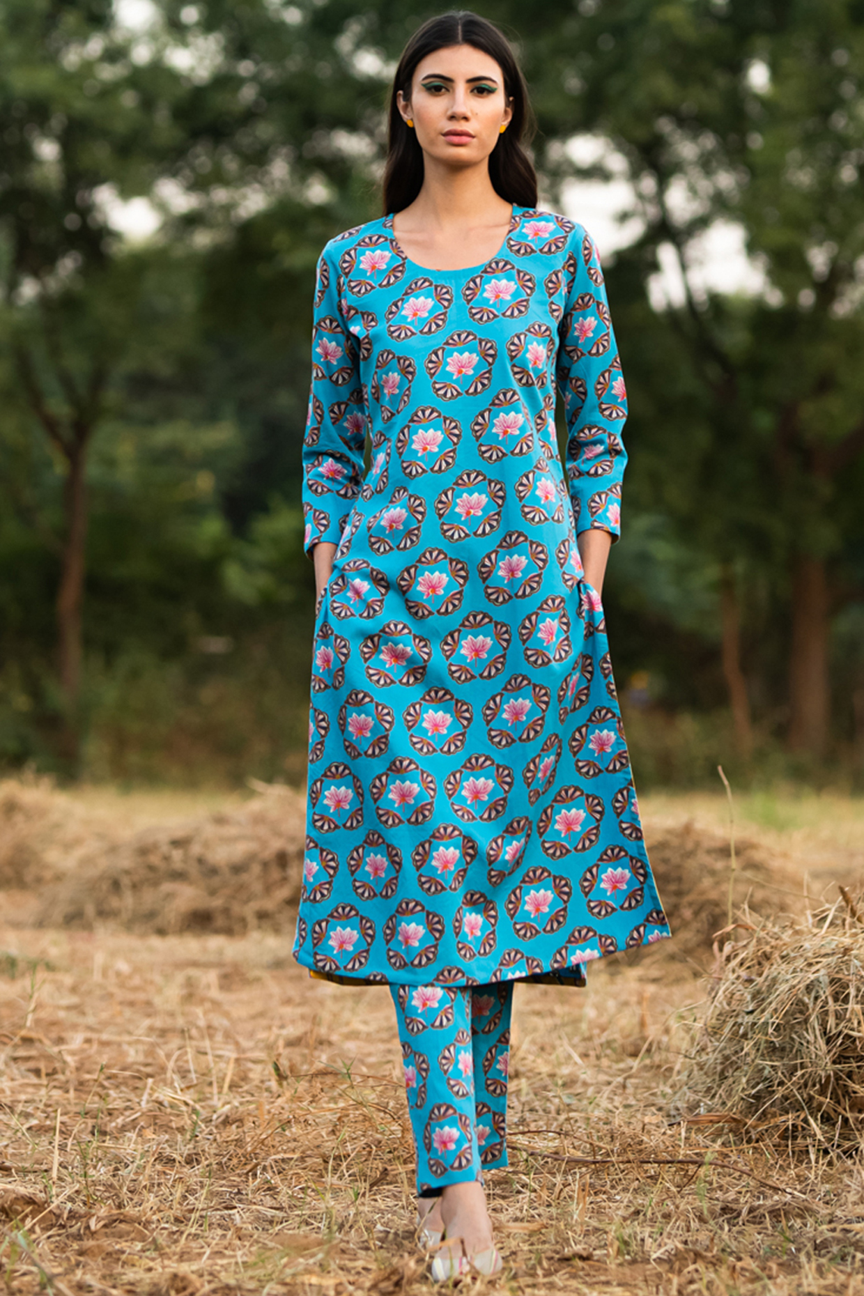 Turquoise Printed Kurta Set by Swati Vijaivargie at Pernia's Pop Up Shop