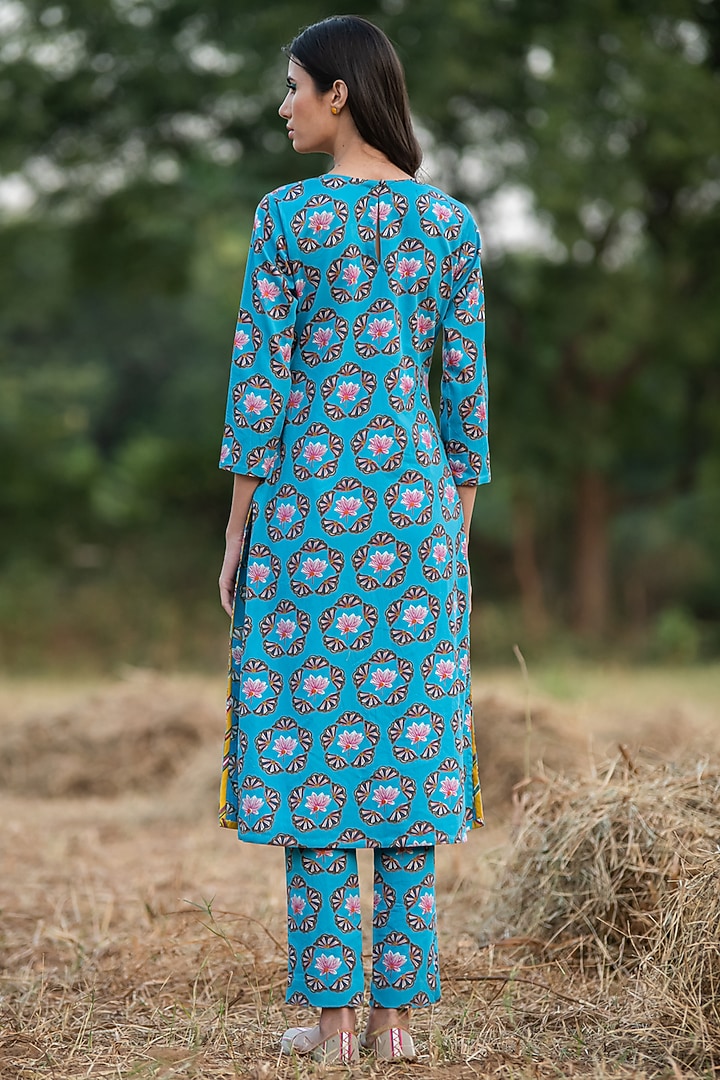 Turquoise Printed Kurta Set by Swati Vijaivargie at Pernia's Pop Up Shop