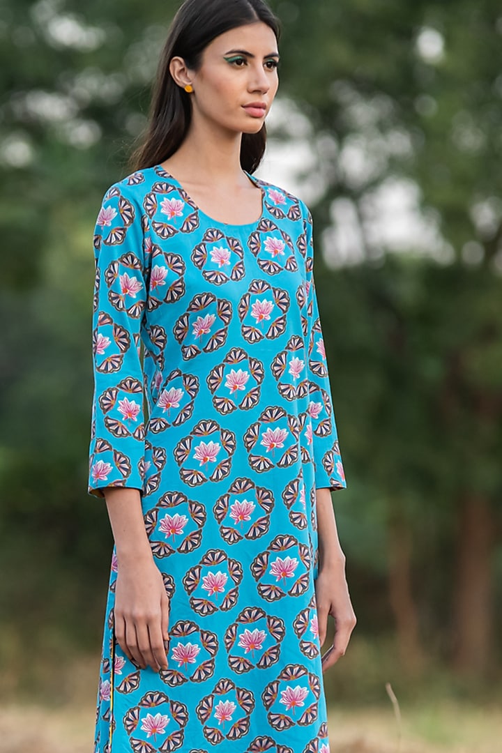 Turquoise Printed Kurta Set by Swati Vijaivargie at Pernia's Pop Up Shop