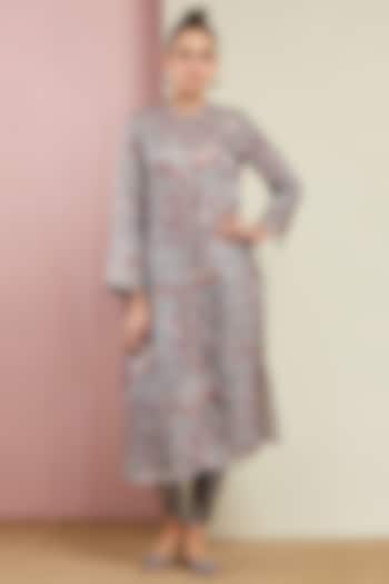 Grey Embroidered Kurta With Pants by Swati Vijaivargie at Pernia's Pop Up Shop