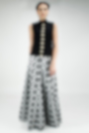 Black embroidered bundi available only at Pernia's Pop-Up Shop.