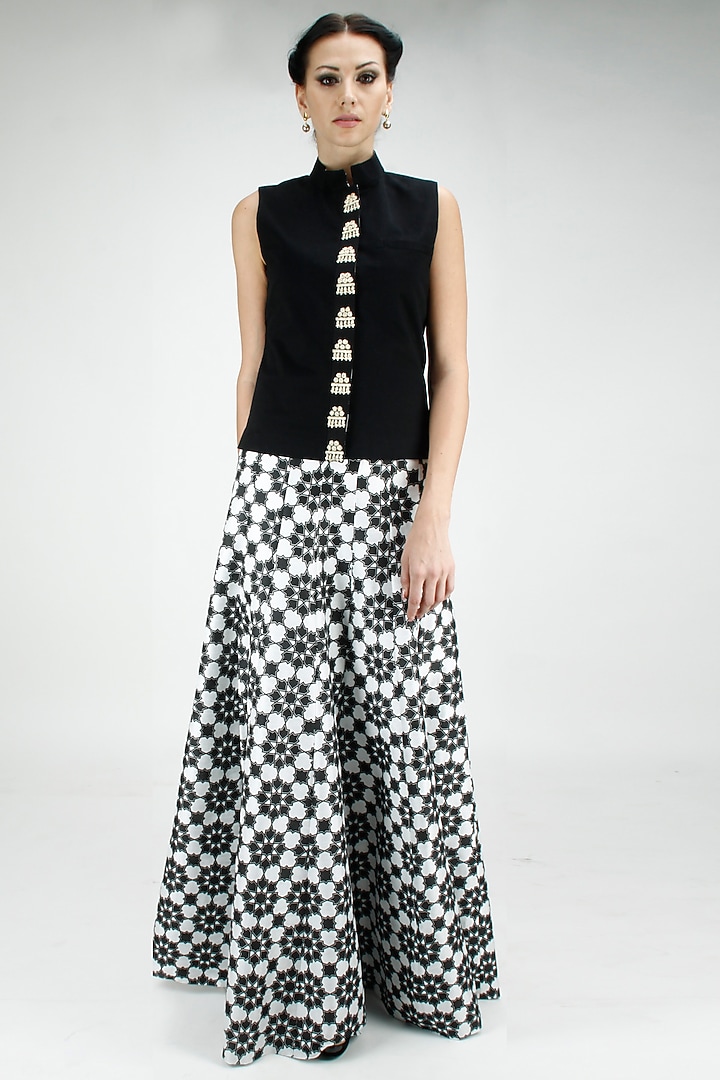 Black embroidered bundi available only at Pernia's Pop-Up Shop.