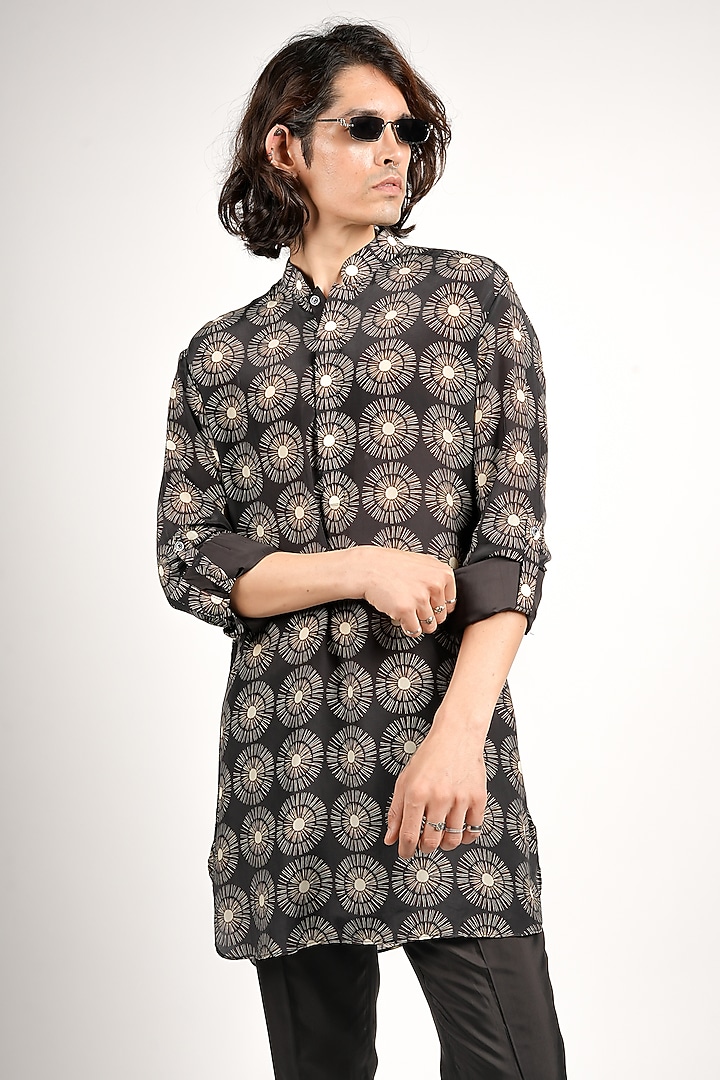 Black Crepe Printed Kurta by Sva By Sonam & Paras Modi Men at Pernia's Pop Up Shop