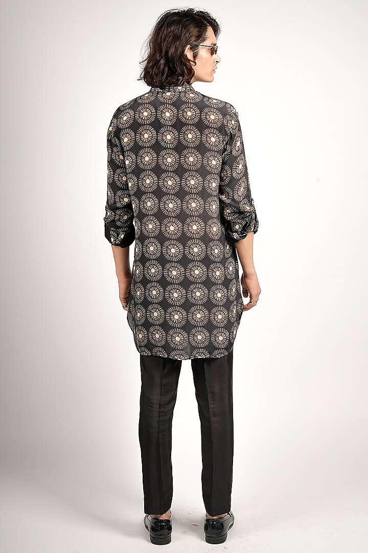 Black Crepe Printed Kurta by Sva By Sonam & Paras Modi Men at Pernia's Pop Up Shop