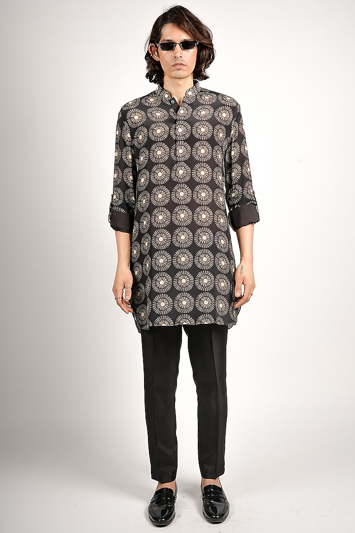 Black Crepe Printed Kurta by Sva By Sonam & Paras Modi Men at Pernia's Pop Up Shop