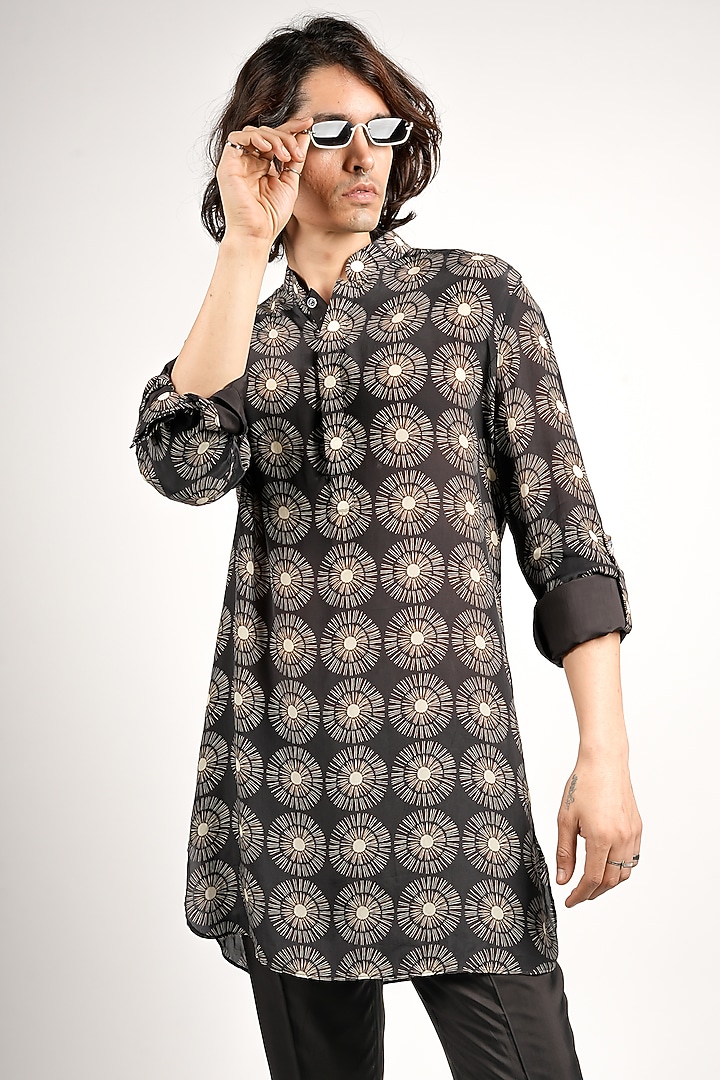 Black Crepe Printed Kurta by Sva By Sonam & Paras Modi Men at Pernia's Pop Up Shop