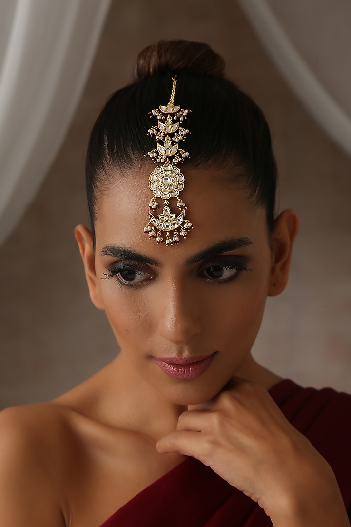 Gold Finish Red Kundan Polki Maang Tikka by Swabhimann Jewellery at  Pernia's Pop Up Shop