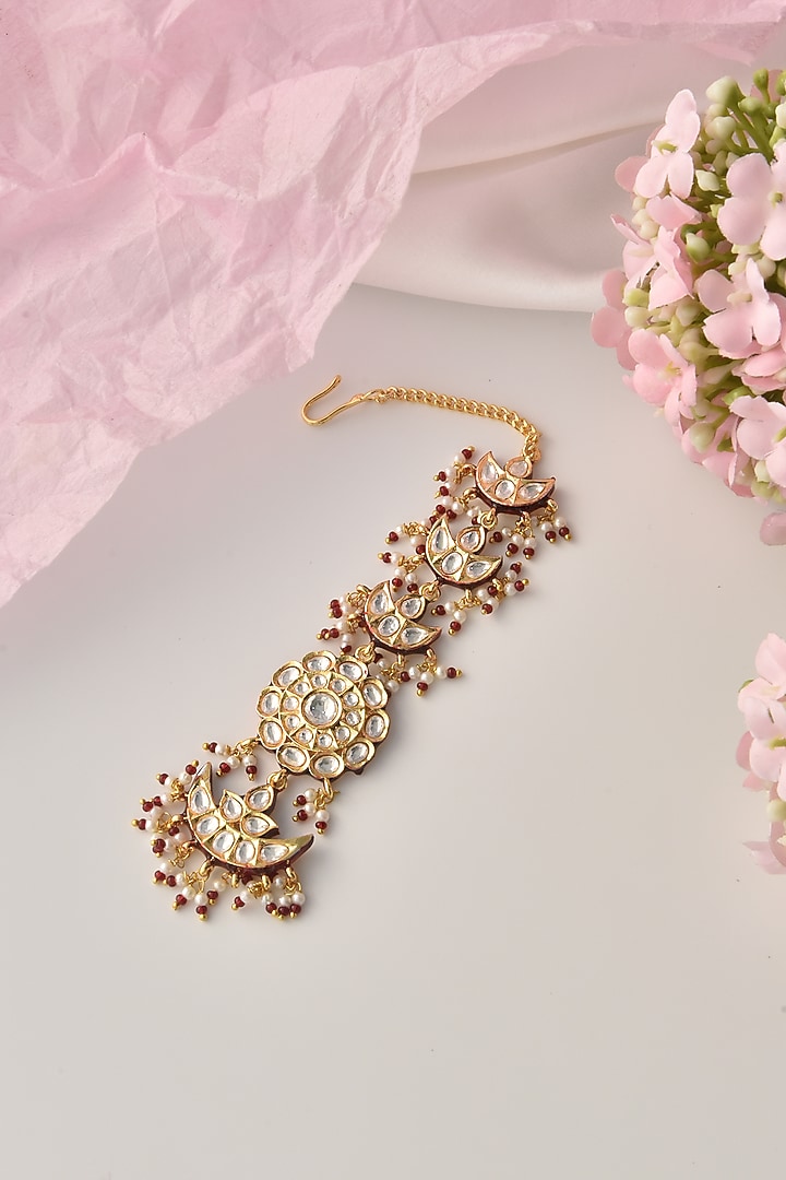 Gold Finish Red Kundan Polki Maang Tikka by Swabhimann Jewellery at Pernia's Pop Up Shop