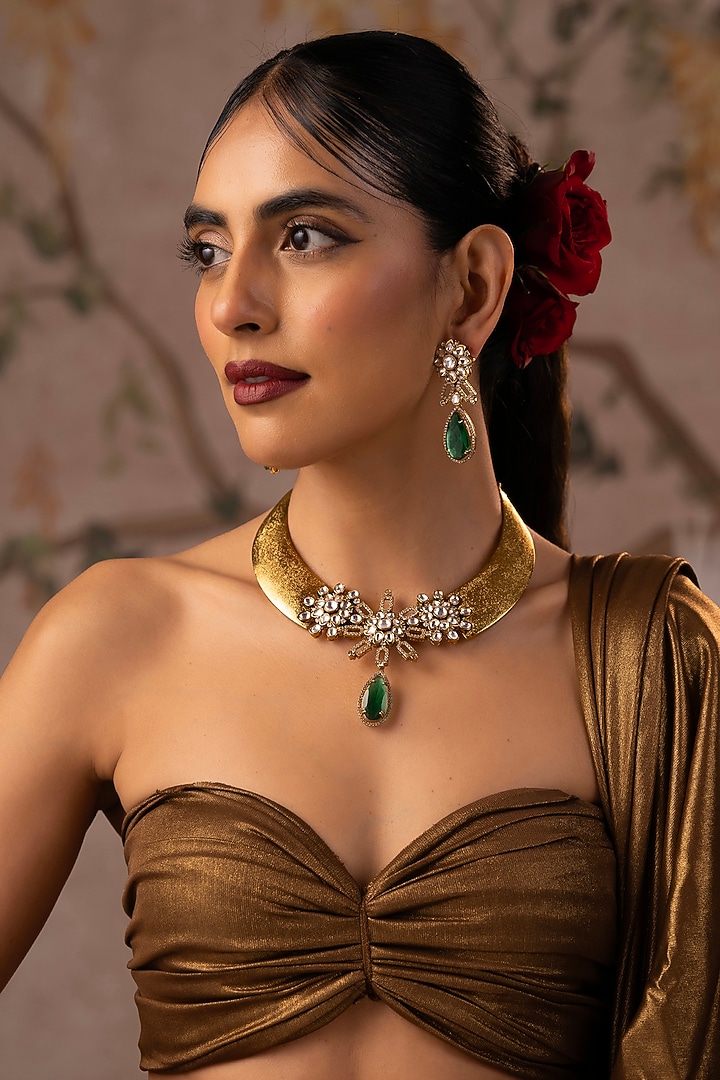Gold Finish Emerald Kundan Polki Hasli Necklace Set by Swabhimann Jewellery at Pernia's Pop Up Shop