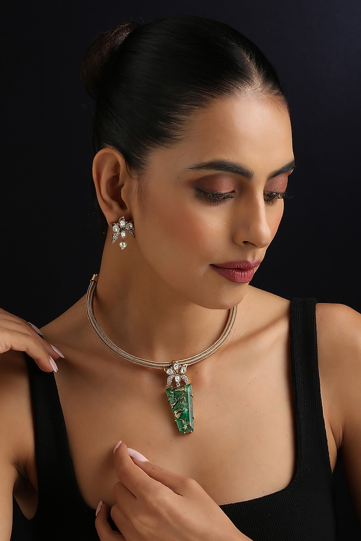 Rose Gold Finish Emerald & Kundan Polki Hasli Necklace Set by Swabhimann Jewellery at Pernia's Pop Up Shop