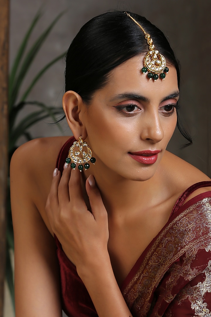 Gold Finish Kundan Polki Maang Tikka With Earrings by Swabhimann Jewellery at Pernia's Pop Up Shop