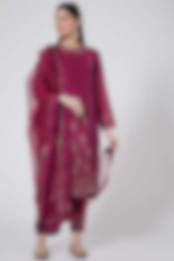 Wine Embroidered Kurta Set by Sawan Gandhi at Pernia's Pop Up Shop