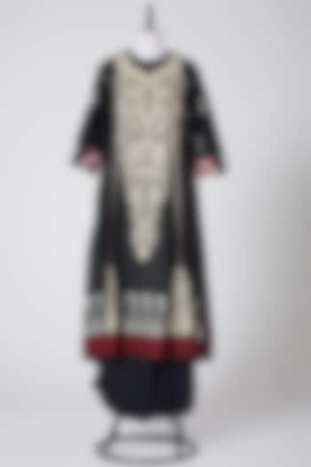 Black Embroidered Kurta Set by Swati Jain at Pernia's Pop Up Shop