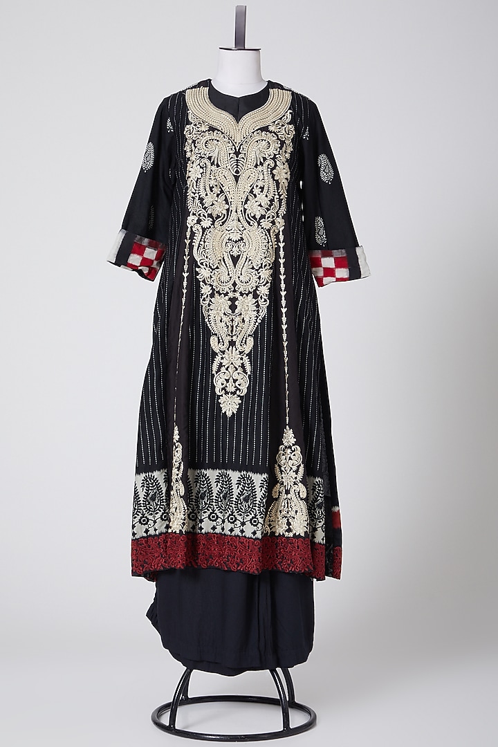 Black Embroidered Kurta Set by Swati Jain at Pernia's Pop Up Shop