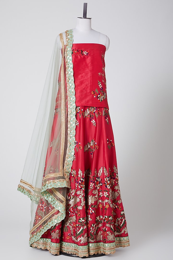 Red Embroidered Wedding Lehenga Set by Swati Jain at Pernia's Pop Up Shop