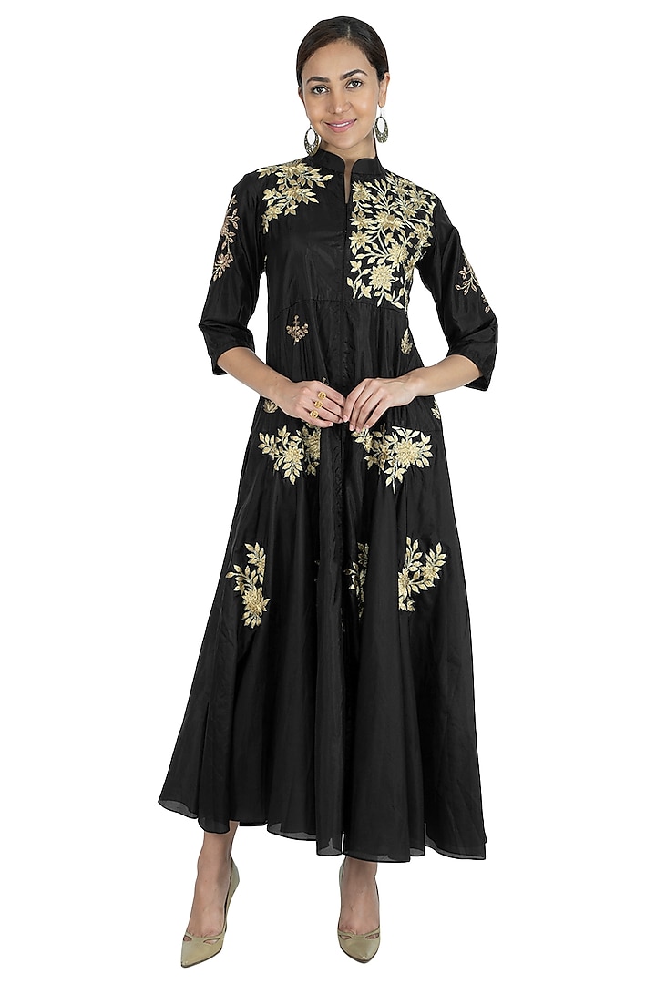 Black Embroidered Kurta With Pants by Swati Jain at Pernia's Pop Up Shop