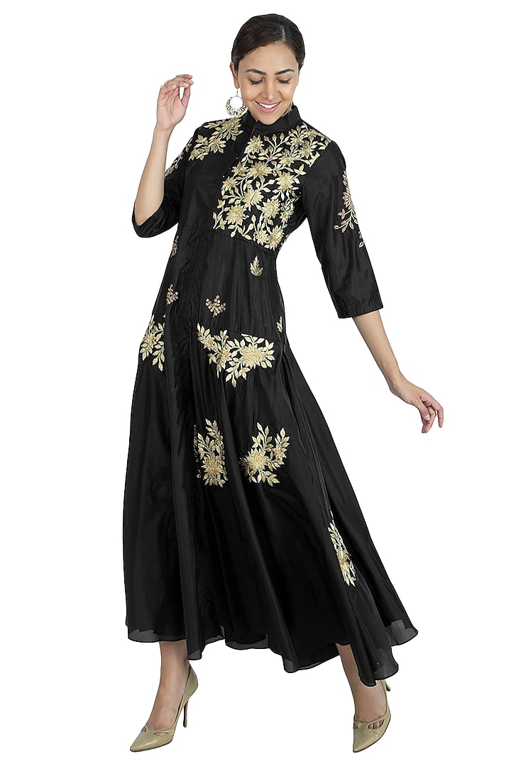 Black Embroidered Kurta With Pants by Swati Jain at Pernia's Pop Up Shop