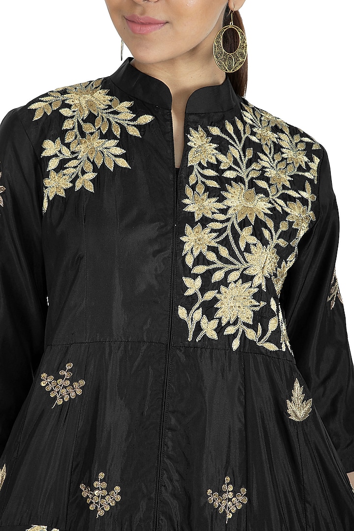 Black Embroidered Kurta With Pants by Swati Jain at Pernia's Pop Up Shop