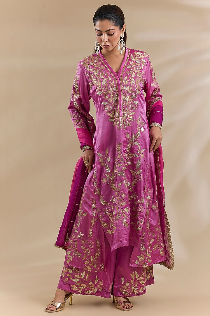 Pink Cotton Satin Embroidered Asymmetrical Kurta Set by Swati Jain at Pernia's Pop Up Shop
