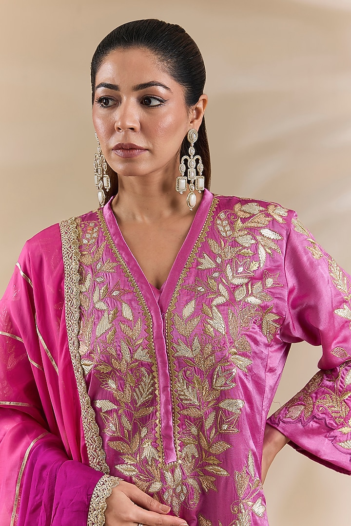 Pink Cotton Satin Embroidered Asymmetrical Kurta Set by Swati Jain at Pernia's Pop Up Shop
