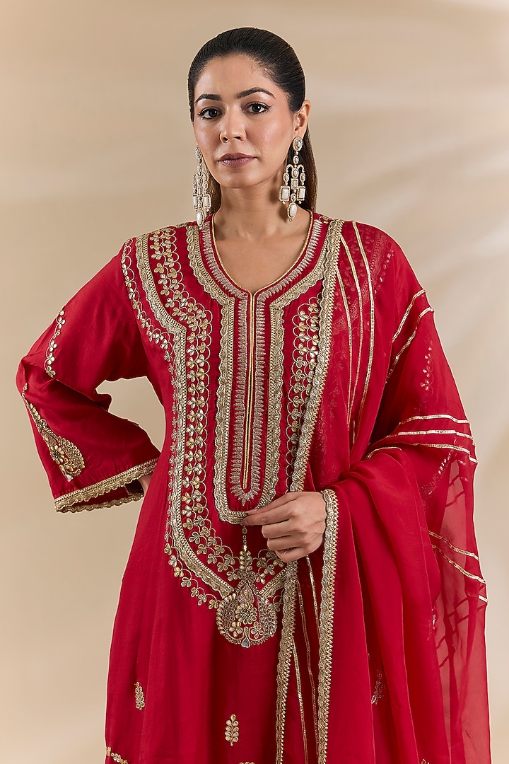 Red Dola Organza Embroidered Kurta Set by Swati Jain at Pernia's Pop Up Shop