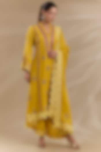Yellow Crepe Embroidered Kurta Set by Swati Jain at Pernia's Pop Up Shop