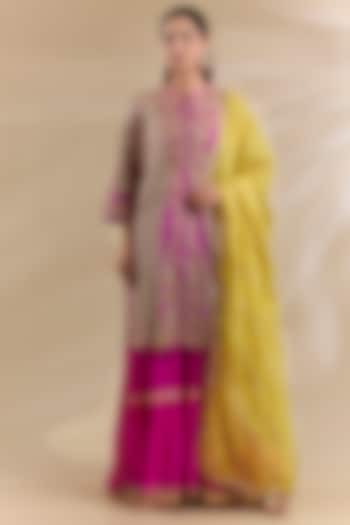 Pink Dola Silk Crepe Embroidered Kurta Set by Swati Jain at Pernia's Pop Up Shop