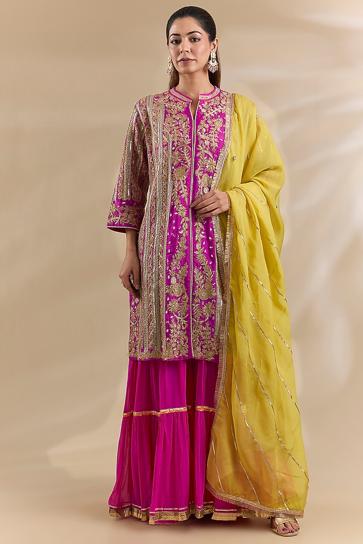 Pink Dola Silk Crepe Embroidered Kurta Set by Swati Jain at Pernia's Pop Up Shop