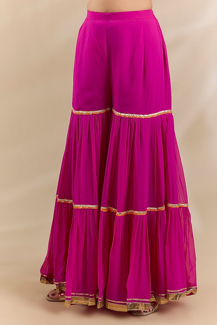 Pink Dola Silk Crepe Embroidered Kurta Set by Swati Jain at Pernia's Pop Up Shop