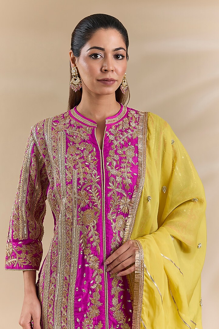 Pink Dola Silk Crepe Embroidered Kurta Set by Swati Jain at Pernia's Pop Up Shop