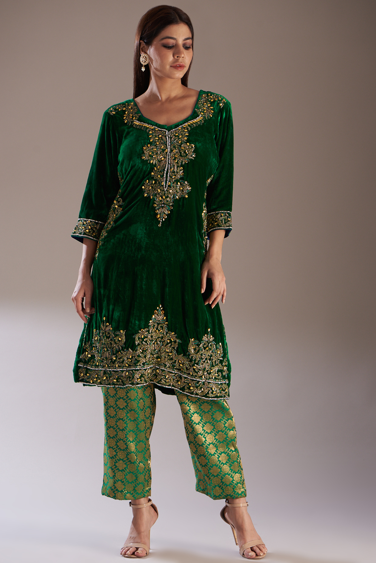 Emerald Green Velvet Kurta Set by Swati Jain at Pernia's Pop Up Shop