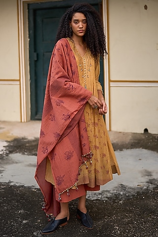 Quartz Pink Handwoven Printed Stole by Swatti Kapoor