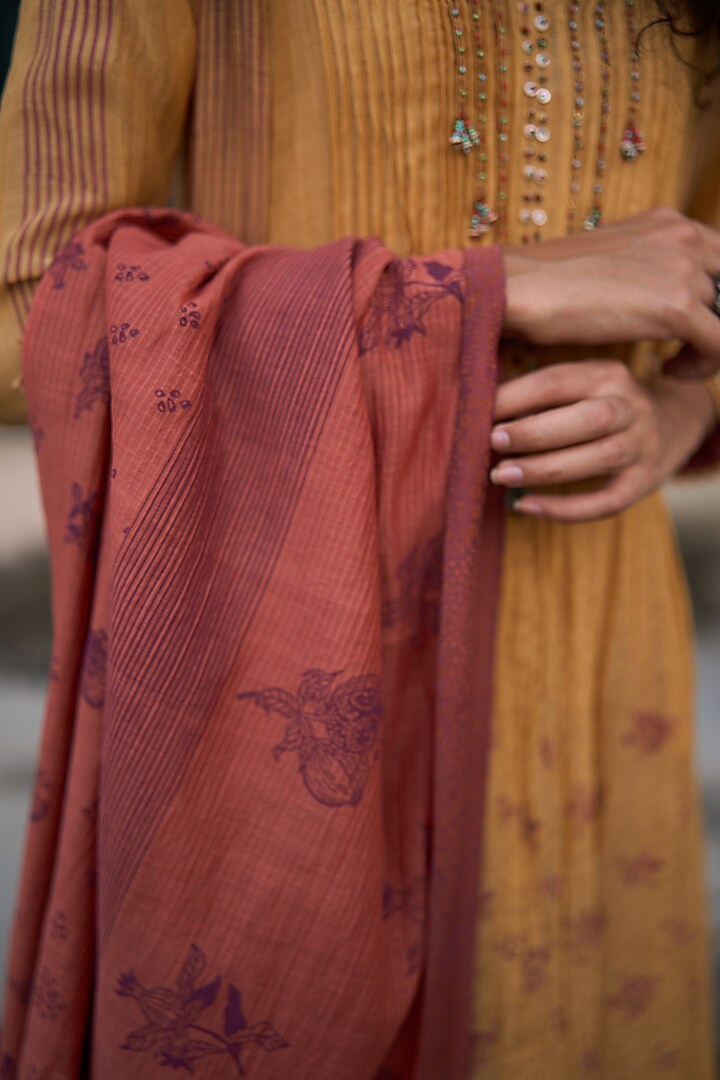 Quartz Pink Handwoven Printed Stole by Swatti Kapoor at Pernia's Pop Up Shop