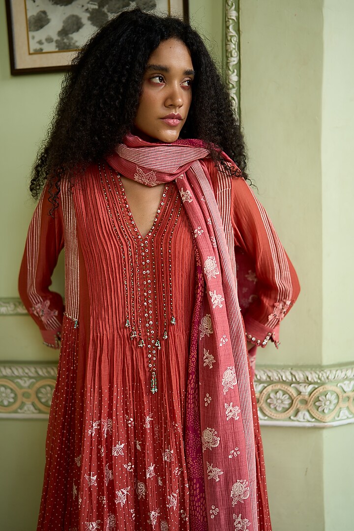 Mauve Handwoven Chanderi Printed Stole by Swatti Kapoor at Pernia's Pop Up Shop
