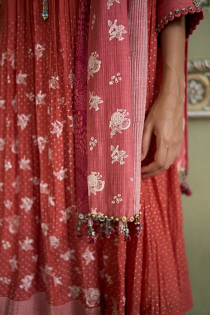Mauve Handwoven Chanderi Printed Stole by Swatti Kapoor at Pernia's Pop Up Shop