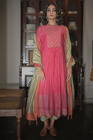 Pink Handwoven Chanderi Hand Embroidered Kurta Set by Swatti Kapoor