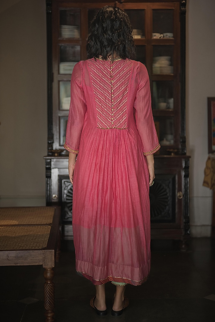 Pink Handwoven Chanderi Hand Embroidered Kurta Set by Swatti Kapoor at Pernia's Pop Up Shop
