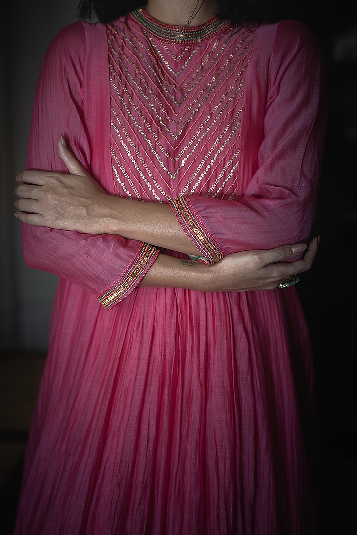 Pink Handwoven Chanderi Hand Embroidered Kurta Set by Swatti Kapoor at Pernia's Pop Up Shop