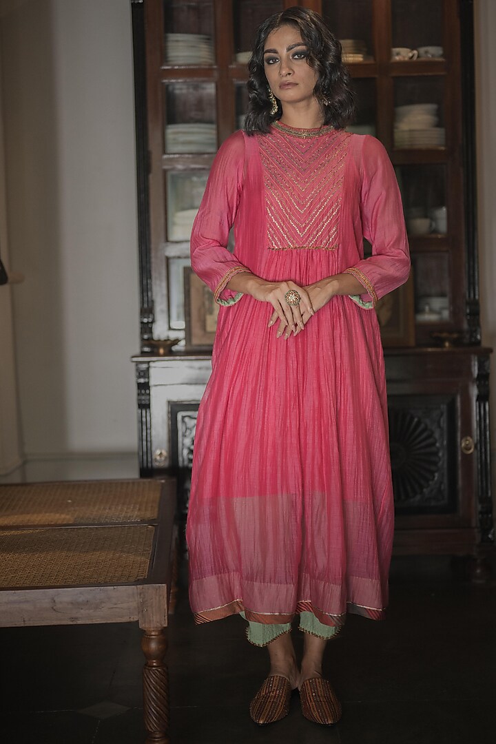 Pink Handwoven Chanderi Hand Embroidered Kurta Set by Swatti Kapoor at Pernia's Pop Up Shop