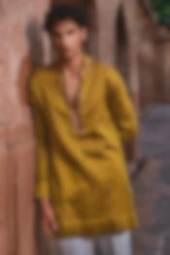 Mustard Chanderi Mirror Embroidered Bandhani Kurta by Sawan Gandhi Men at Pernia's Pop Up Shop