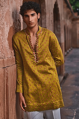 Mustard Chanderi Mirror Embroidered Bandhani Kurta by Sawan Gandhi Men