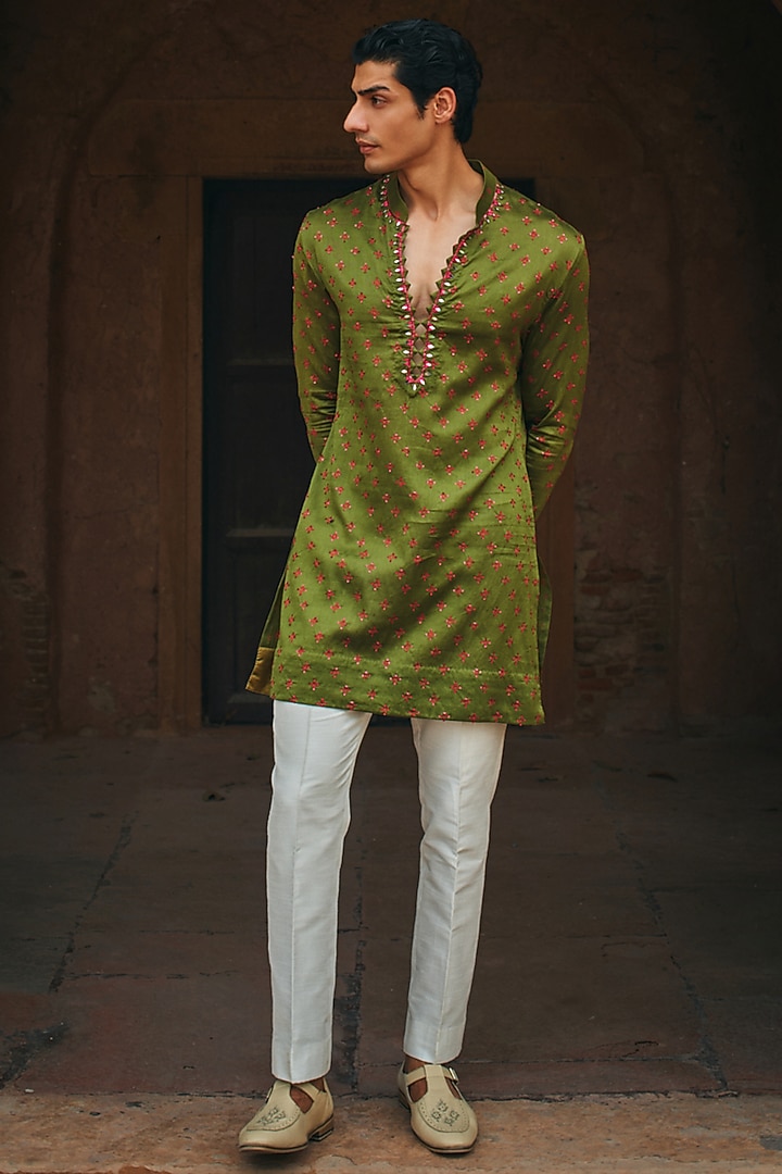 Moss Green Chanderi Mirror Embroidered Bandhani Kurta by Sawan Gandhi Men at Pernia's Pop Up Shop