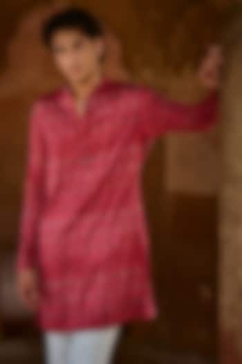 Crimson Chanderi Kurta by Sawan Gandhi Men at Pernia's Pop Up Shop
