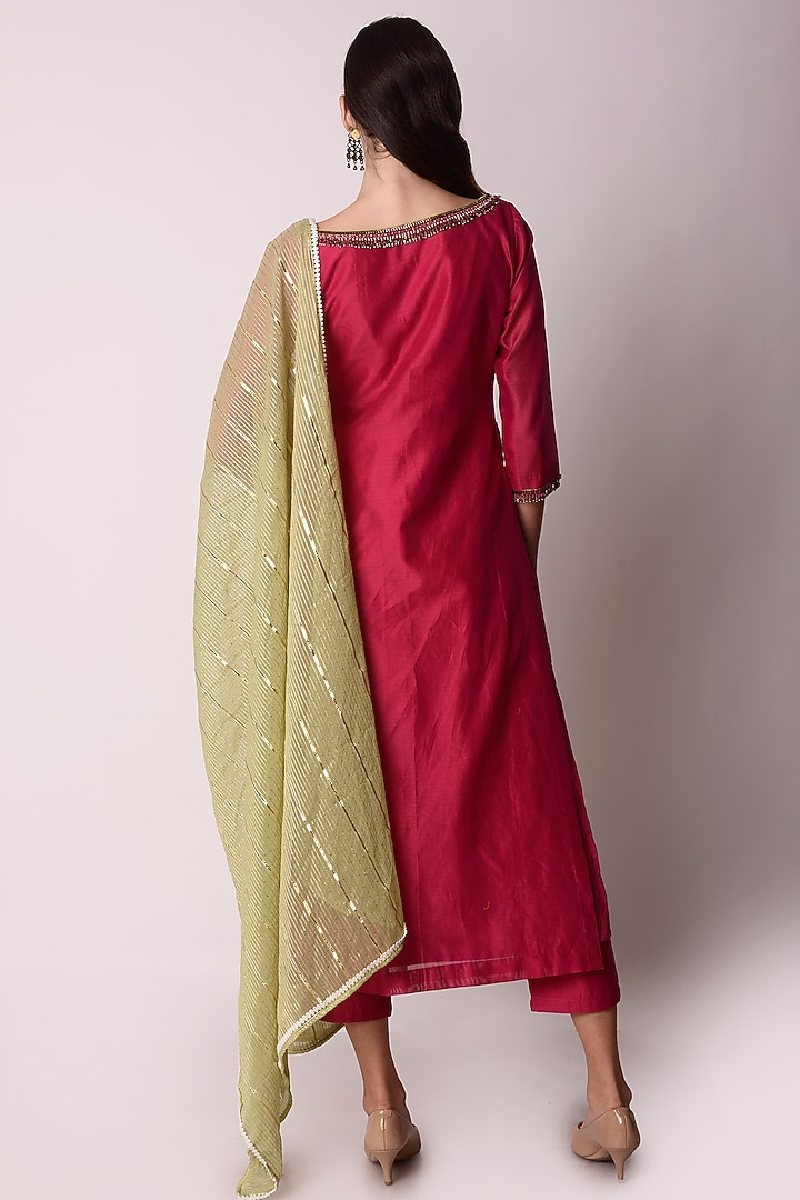 Fuschia Chanderi Embroidered Kurta Set by Shwetanga at Pernia's Pop Up Shop