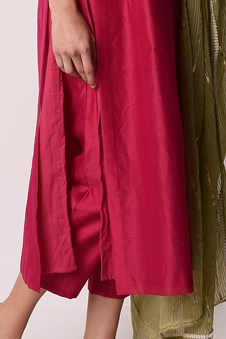 Fuschia Chanderi Embroidered Kurta Set by Shwetanga at Pernia's Pop Up Shop