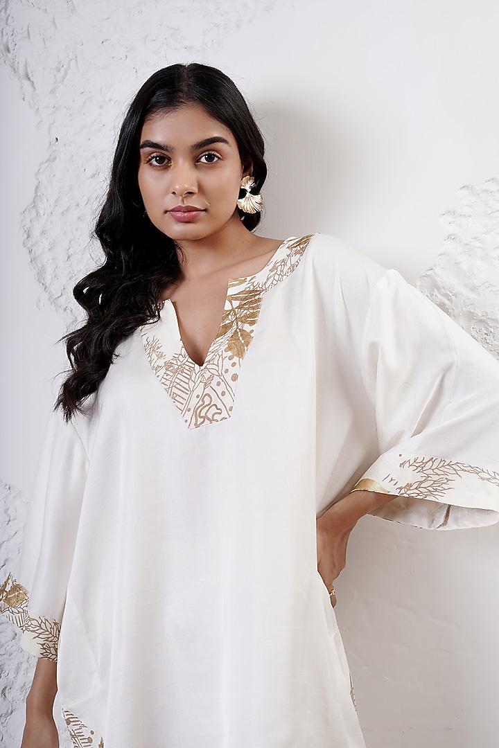 Ivory & Gold Crepe Kurta Set by Shwetanga at Pernia's Pop Up Shop